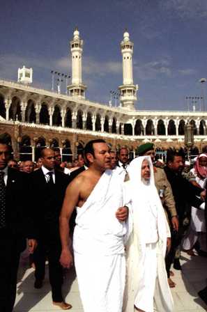 أمير المؤمنين صاحب الجلالة الملك محمد السادس أعزه الله يؤدي مناسك العمرة